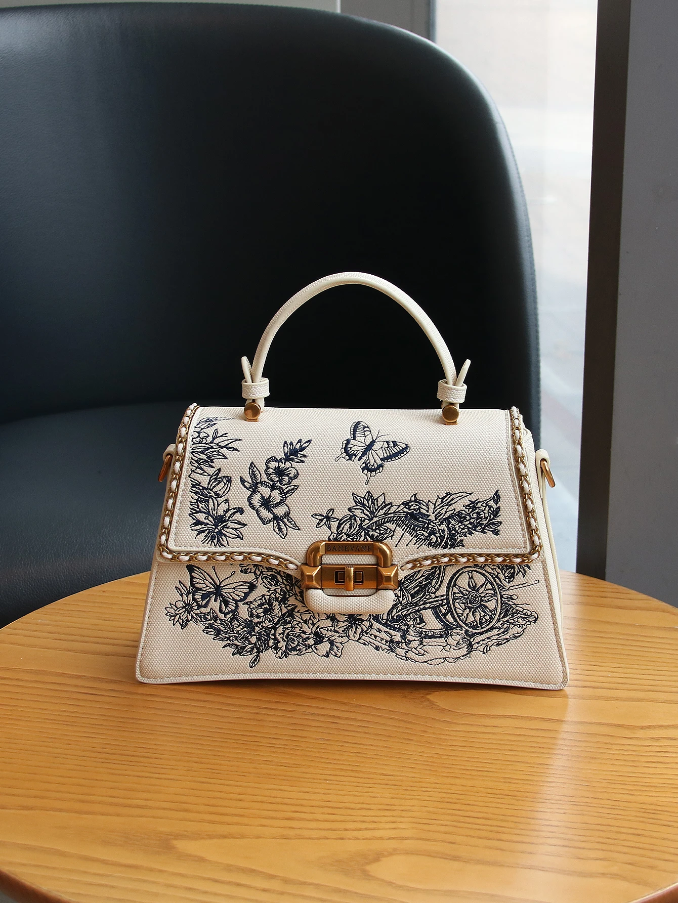 2026 Minority Design National Style High Quality Retro Embroidery Ladies Handbag Luxury Temperament Chain Bag Commuting Fashion