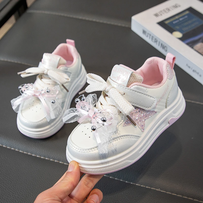 Fashion Versatile Sneakers for Little Girls 2026 New Spring Kids Sports Sneakers Soft Sole Comfort Chic School Barefoot Trainers
