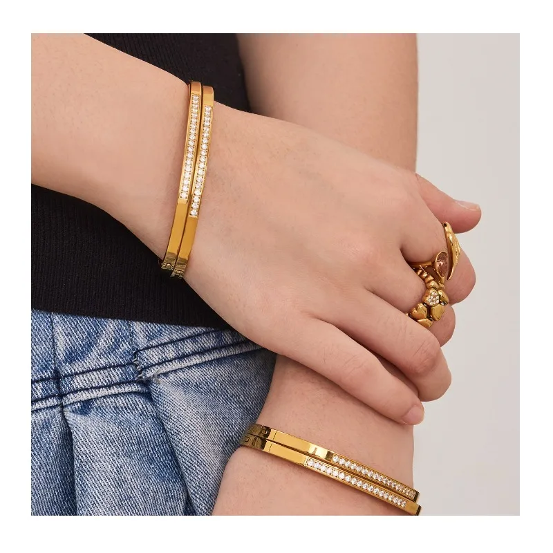 

Claw Inlaid Zircon Buckle Bracelet Personality Temperament Light Luxury Stackable Bracelet