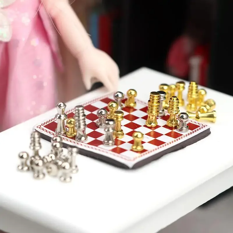 Mini juego de mesa de ajedrez de simulación en miniatura para casa de muñecas 1:12, adecuado para accesorios de muñecas