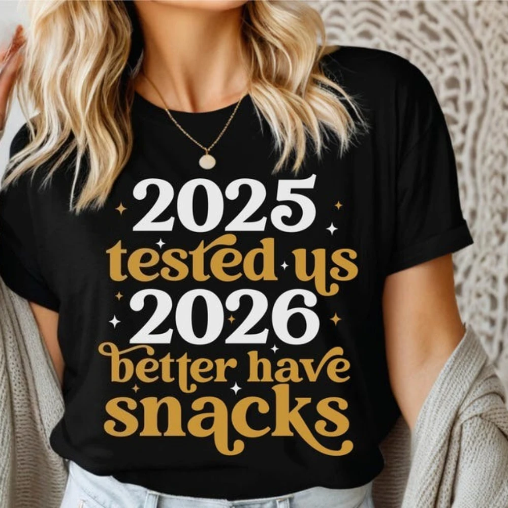 2025 تم اختباره لنا 2026 أفضل وجبات خفيفة للعام الجديد قميص رجالي ونسائي سنة جديدة سعيدة 2026 قميص عائلي مطابق بأكمام قصيرة غير رسمية #1