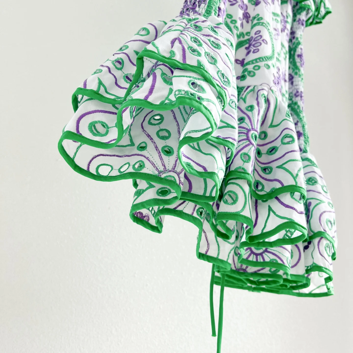 Sukienka damska na wiosnę i lato, dopasowana, elegancka, haftowana, z kwiatowym wzorem, kwadratowy dekolt, bufiaste rękawy, falbana na dole, styl wakacyjny, wysoka jakość.