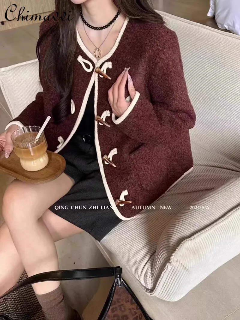 

2024 European Autumn New Contrasting Color Hemming Fashion Versatile Lamb Wool Top Horn Buckle Coat For Women