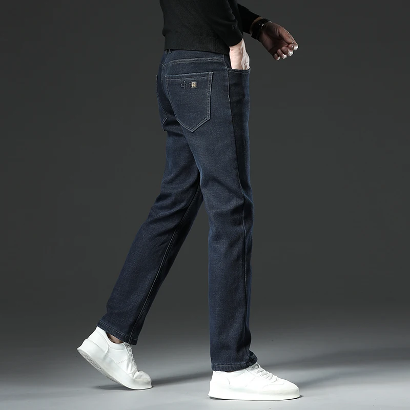 جينز شتوي من الصوف لعام 2025 للرجال دافئ مخملي سميك فضفاض من قماش الدنيم بنطلون كلاسيكي غير رسمي للأعمال باللون الأسود والأزرق