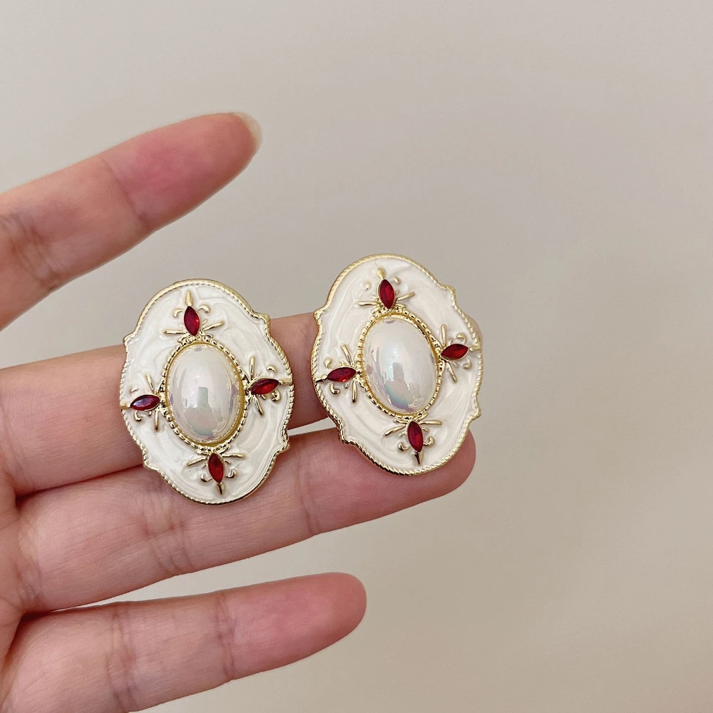 Vintage Medieval Luxury Rhinestone-set Oval Clip on Earrings Non Pierced for Women Retro White Geometric Pearl Ears Clip Jewelry