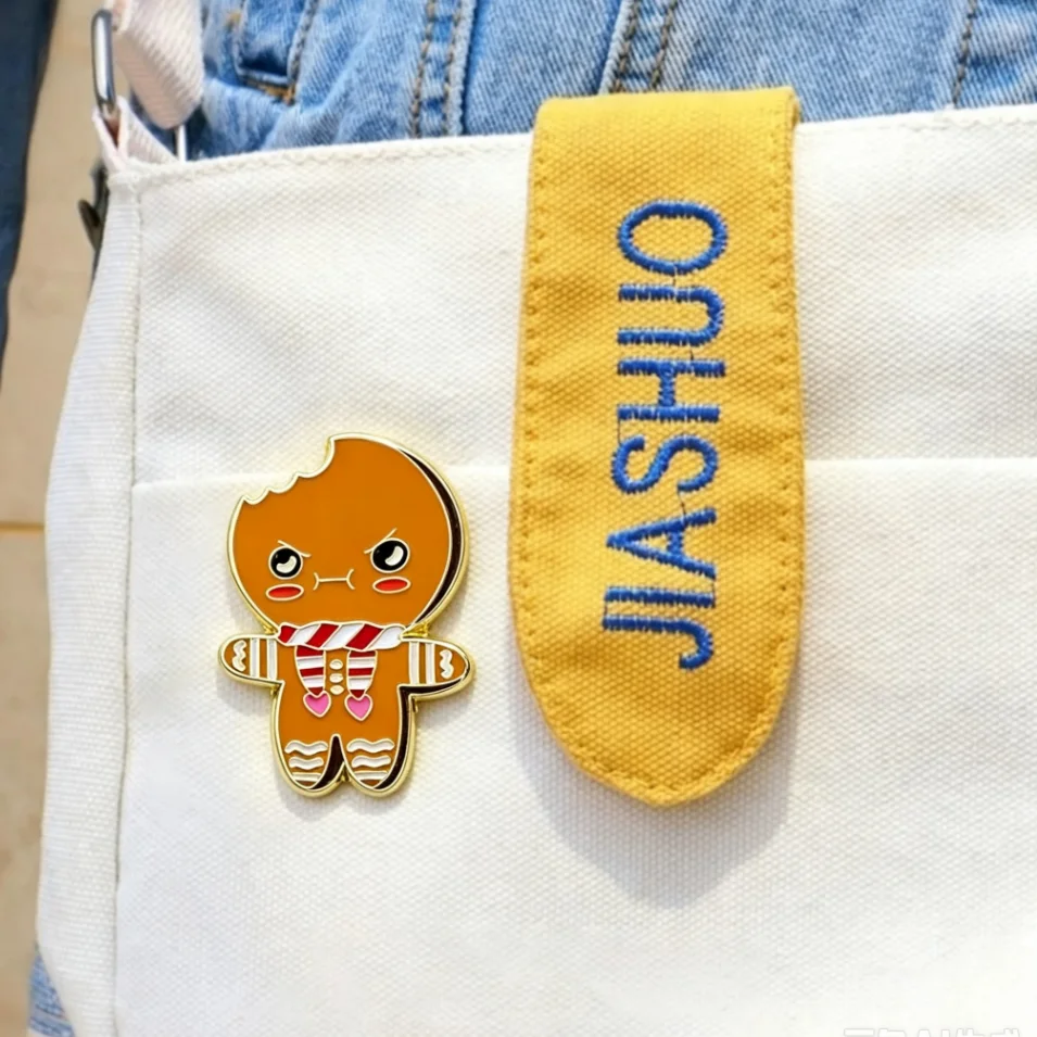 Angry Bitten Gingerbread Man Enamel Lapel Pin Christmas Cookie‑themed Badge Backpack Jacket Decor Holiday Gift
