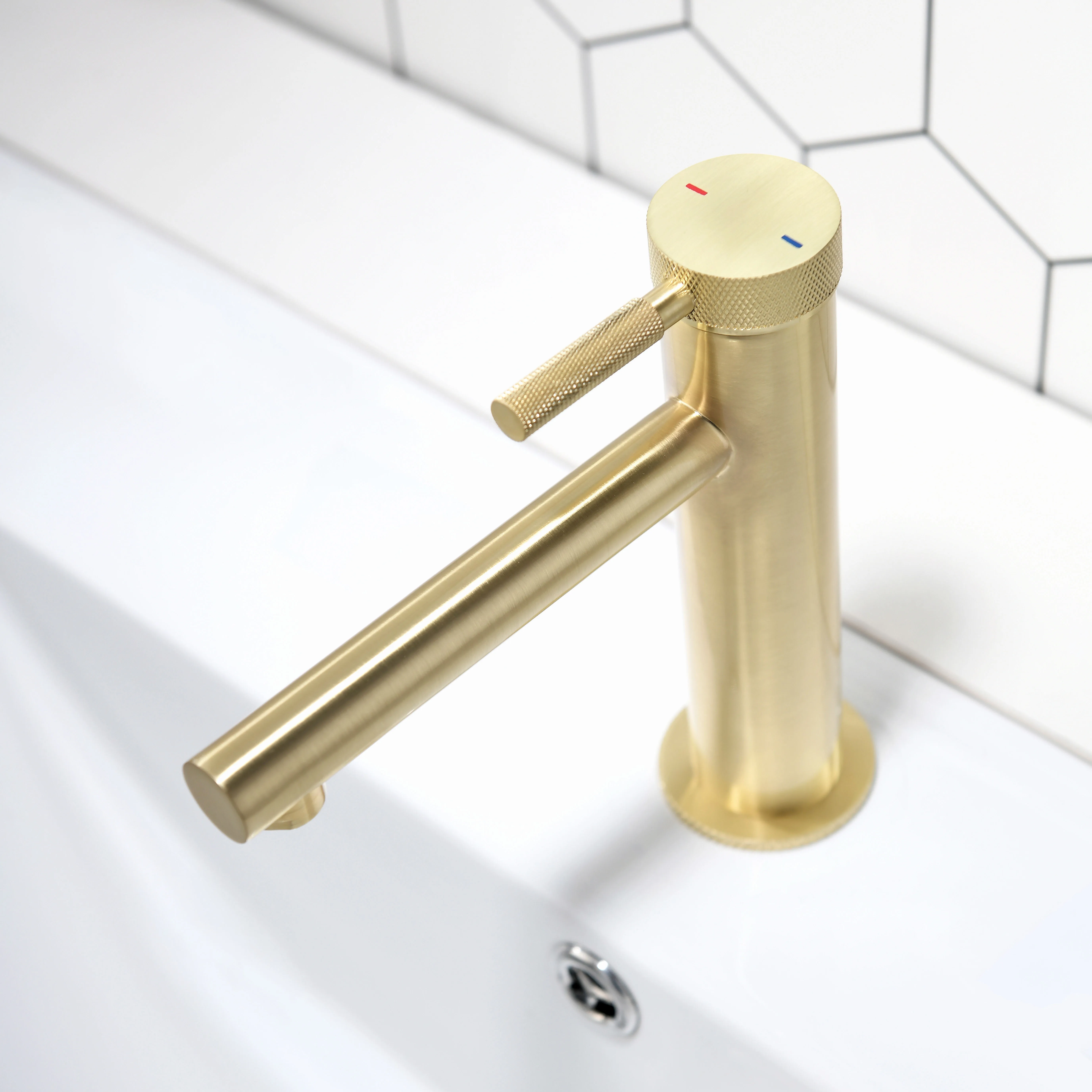 Brass Modern Ware Hot and Cold Brass Bathroom Basin Faucet Deck Mounted knurled Brushed Gold Single Handle Bathroom Sink Faucet