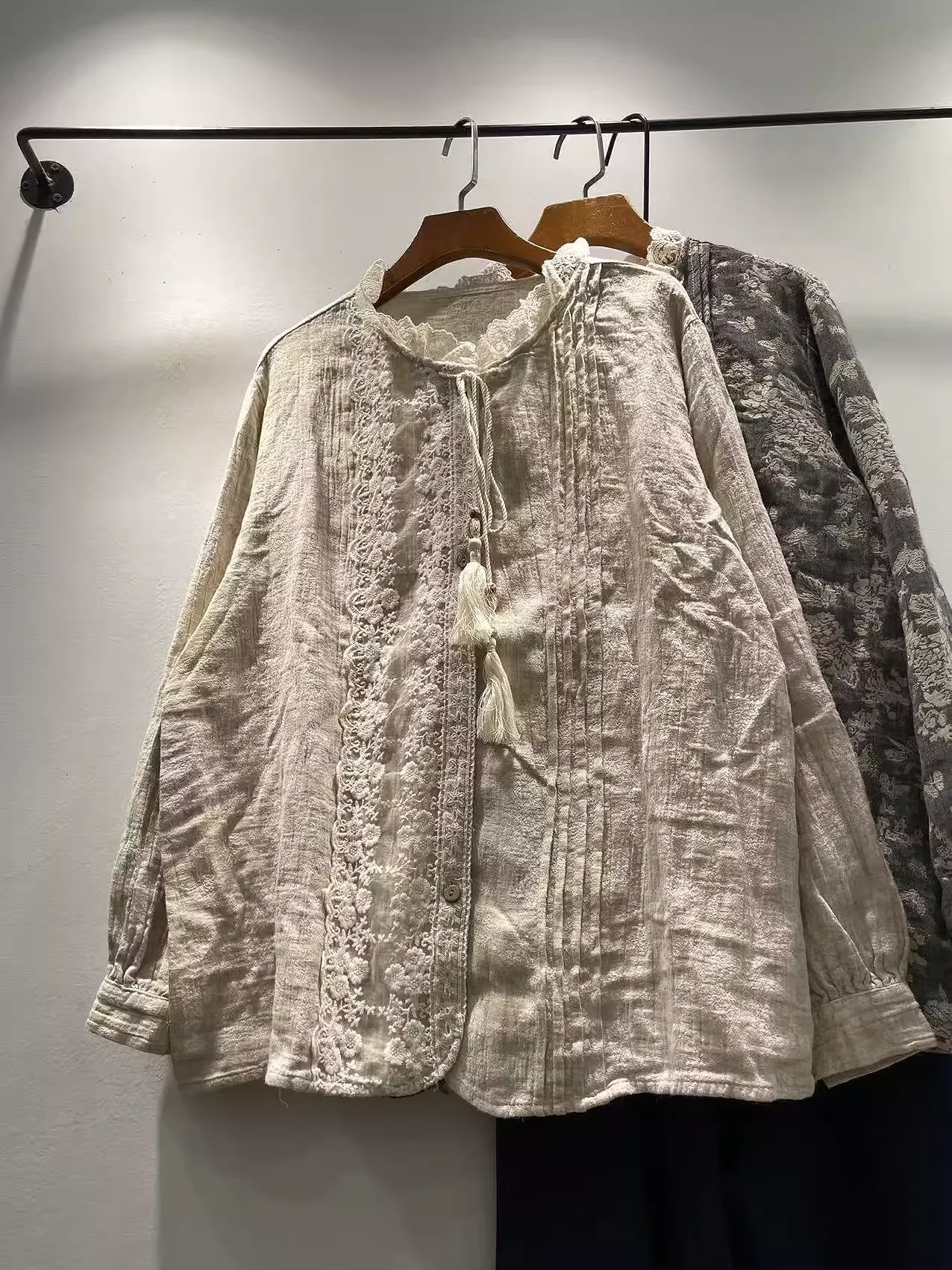 2026 Blusas de mujer bonitas y elegantes, camisas de retazos con estampado gris de hilo de algodón 100%, blusas de manga larga para chica mori
