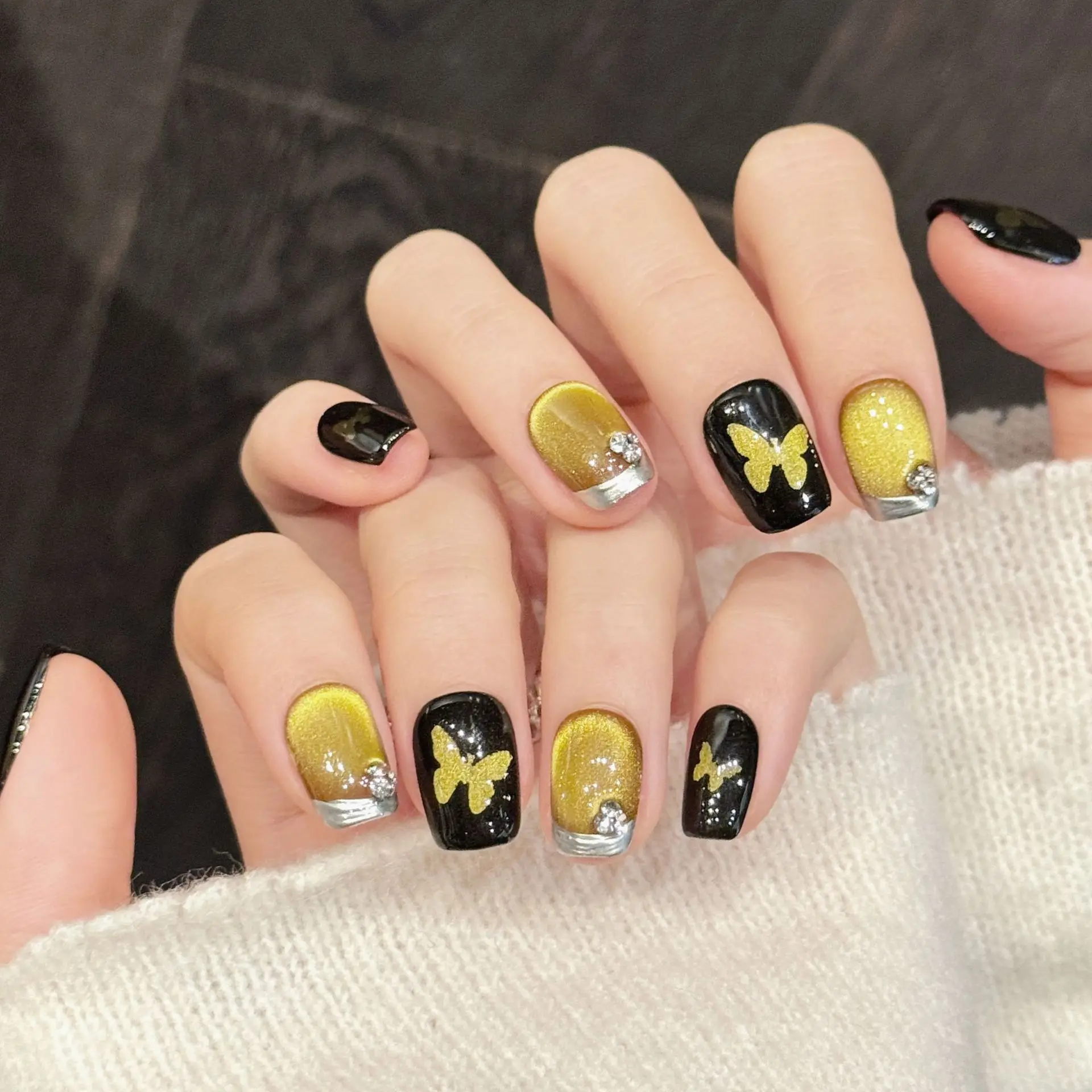 10 個の光沢のあるゴールドの蝶のプレスオンネイル、スイートクールシルバーエッジフレンチスタイルの手作り付け爪、ブラックスクエア/アーモンドフェイクネイル