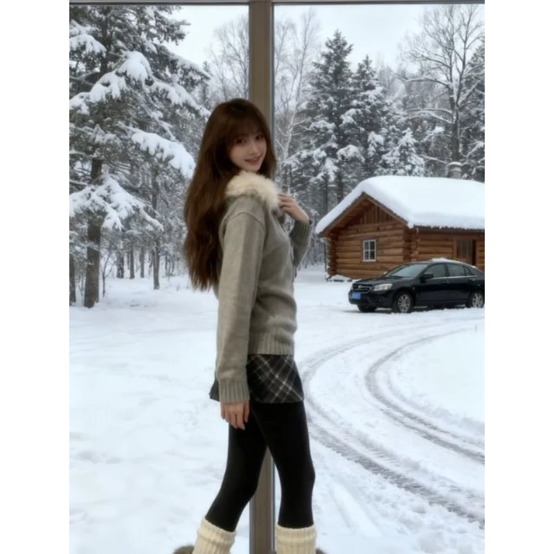 Dolce ragazza calda collo di pelliccia nicchia top grigio con gonna scozzese nera per le donne autunno e inverno nuovo abito a due pezzi Pure Lust