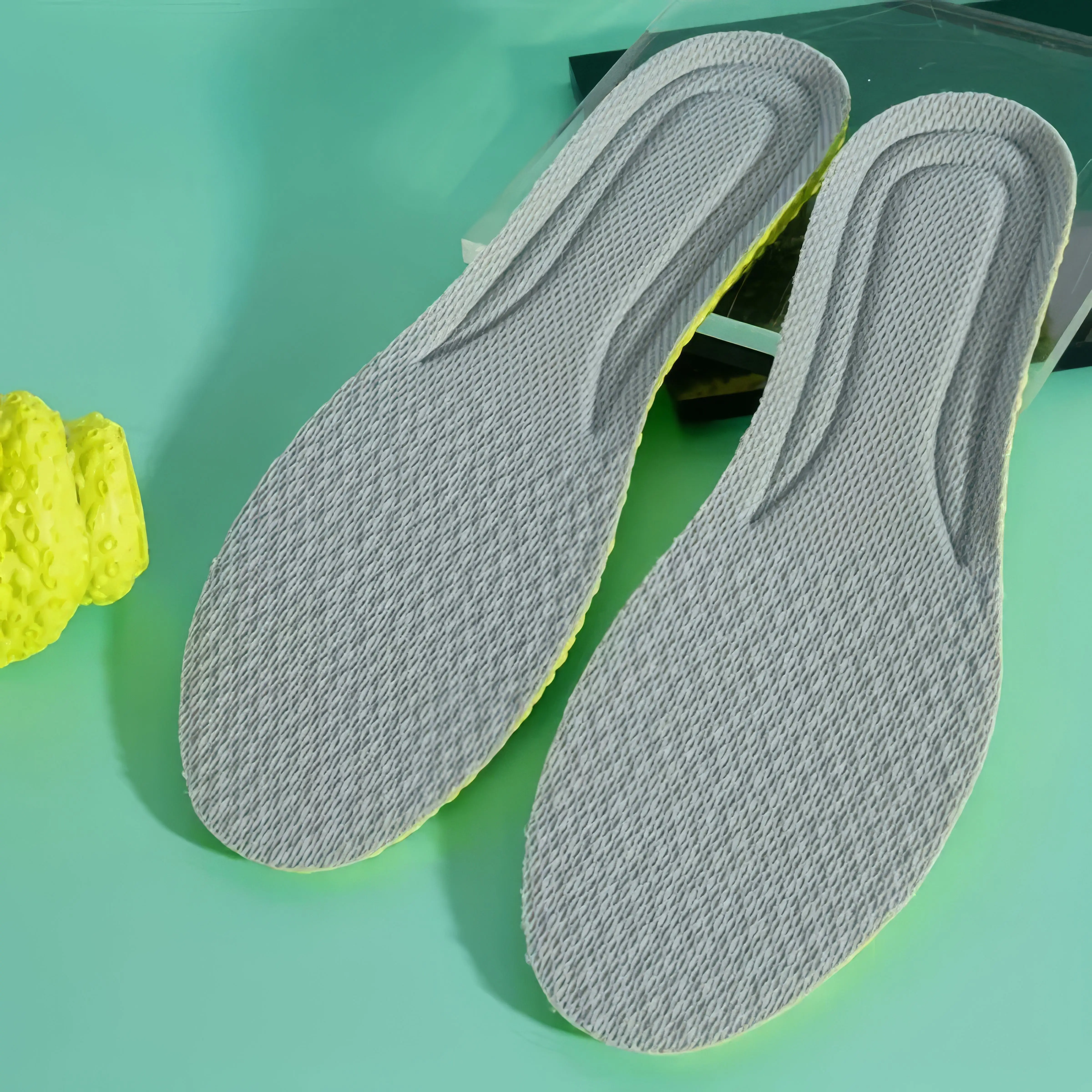 

Яркие лаймово-зеленые активные стельки — дышащая перфорированная структура, поддерживающая амортизация для бега/тренажерного зала