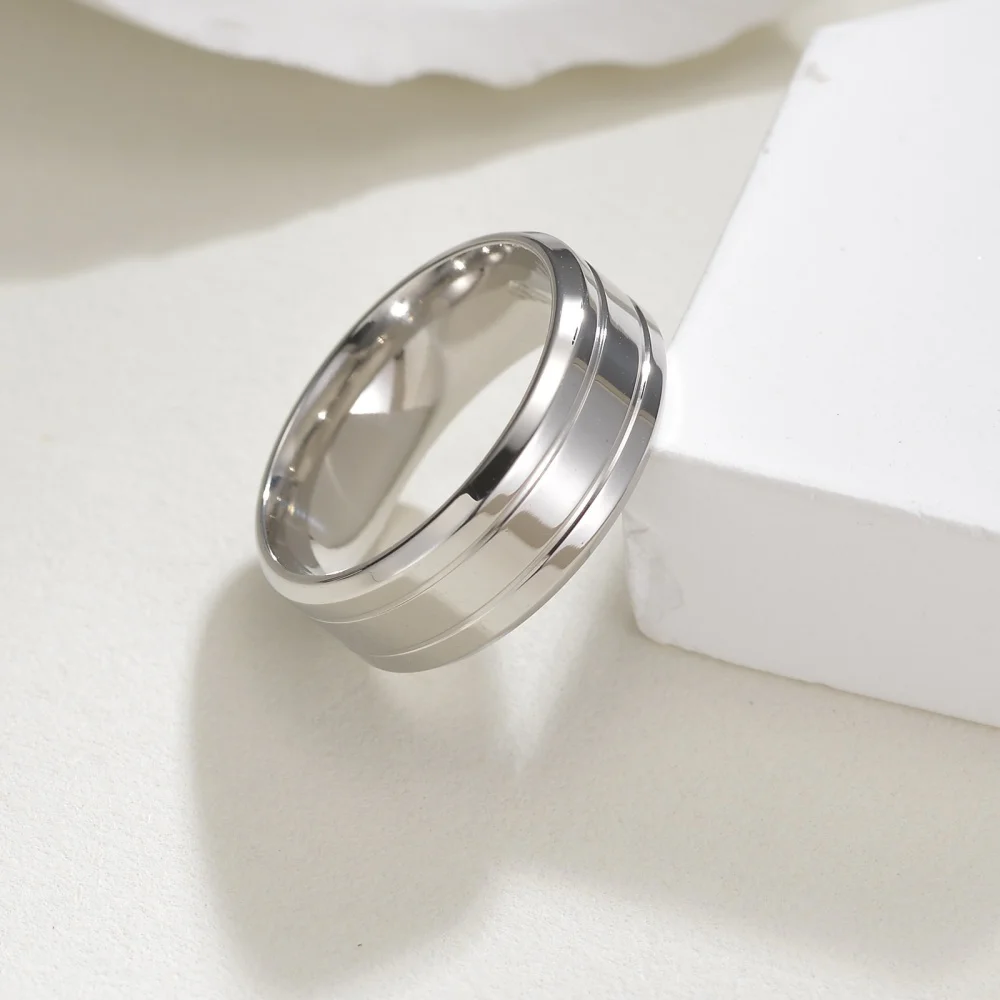 Breiter, flacher Rand, Edelstahlring, doppelter Rillen-Linearband für Herren, moderner, minimalistischer, polierter Schmuck, Ring in Goldfarbe. – Detail 3