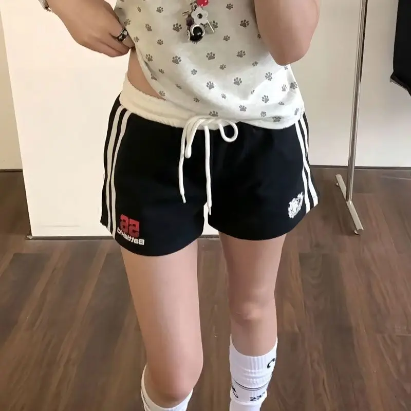 Amerikanische Retro-Sportshorts mit Buchstaben-Print in Rot für Damen, Sommer-Neudesign, lockere Hotpants im Spicy-Girl-Stil.