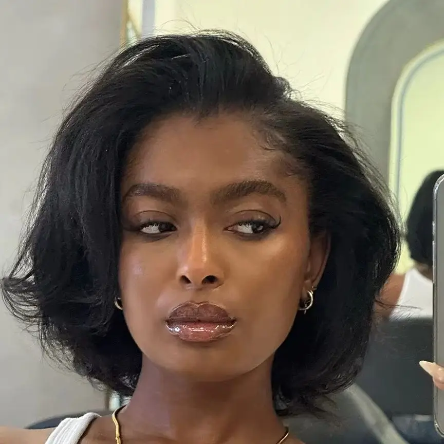 

Натуральный черный цвет Полный машинный парик Бразильские человеческие волосы Remy Парики Кепка Предварительно выщипанный многослойный вьющийся парик Готов к ношению