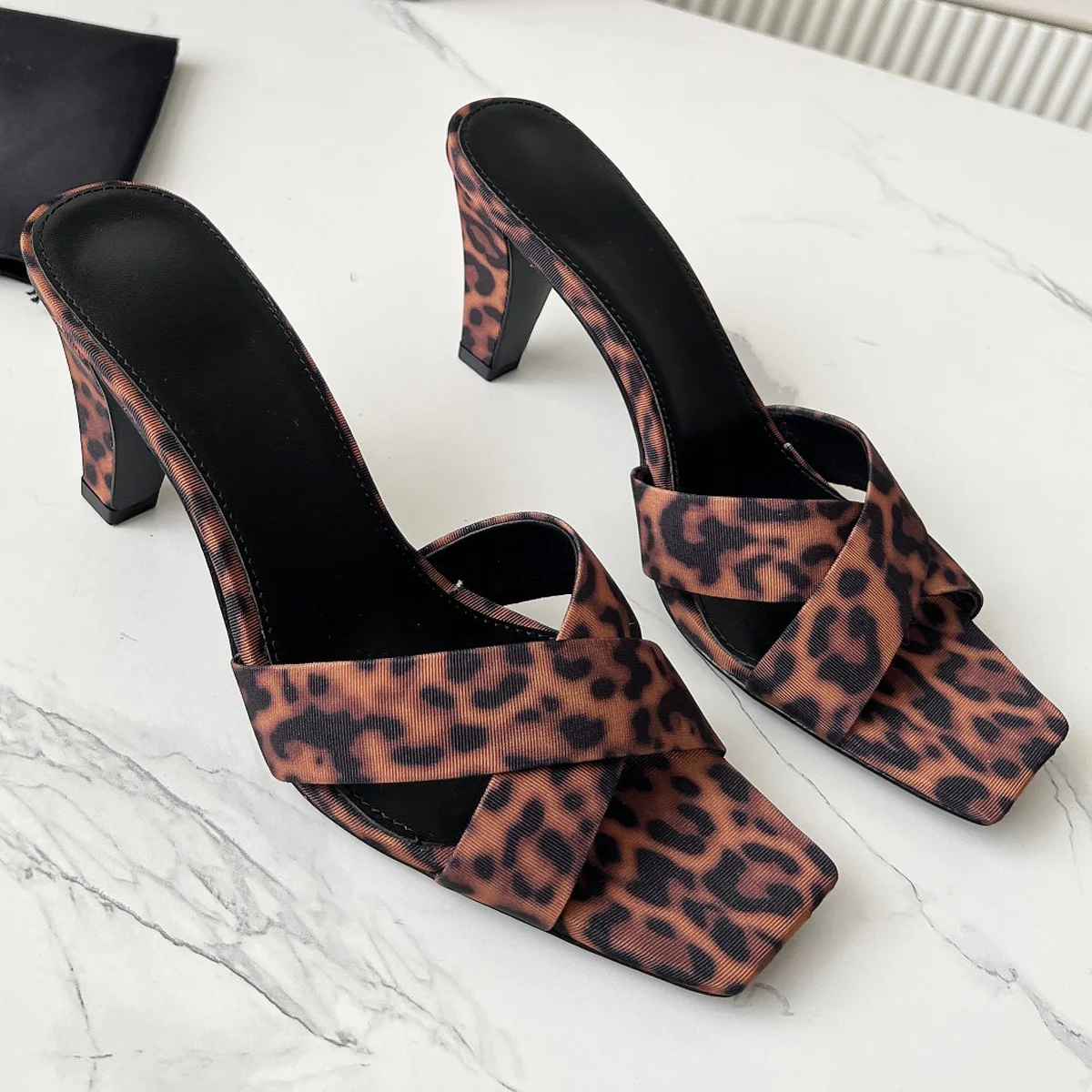 

2026 Women's Leopard Print Cross Strap Square Toe Mule Slides, Elegant Block Heel Sandals for Summer Dating YYT8503