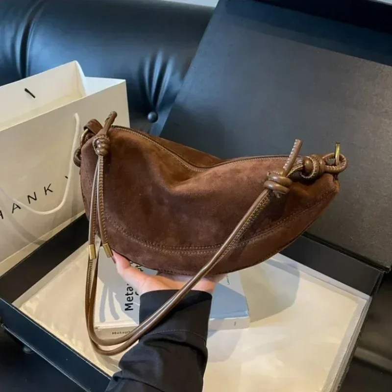 Bolsa de camurça falsa super popular, nicho de camurça para mulheres, nova bolsa crossbody de ombro único, bolsa de bolinho nas axilas