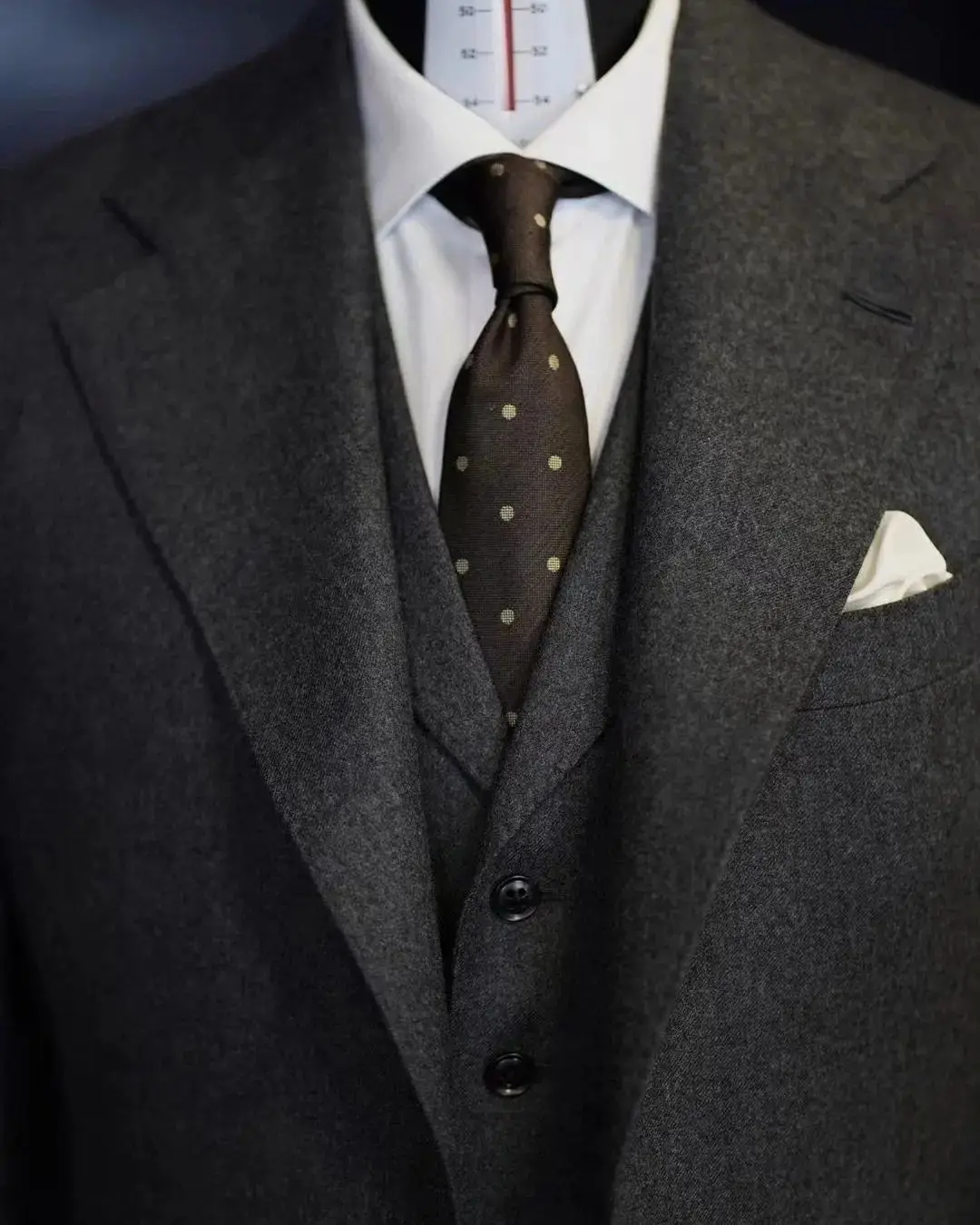 Dark สีเทาผู้ชายชุดปรับแต่ง 3 ชิ้น Blazer เสื้อกั๊กกางเกงเดี่ยว Tuxedo ขนสัตว์งานแต่งงานเจ้าบ่าวอย่างเป็นทางการ CUSTOM Made PLUS ขนาด