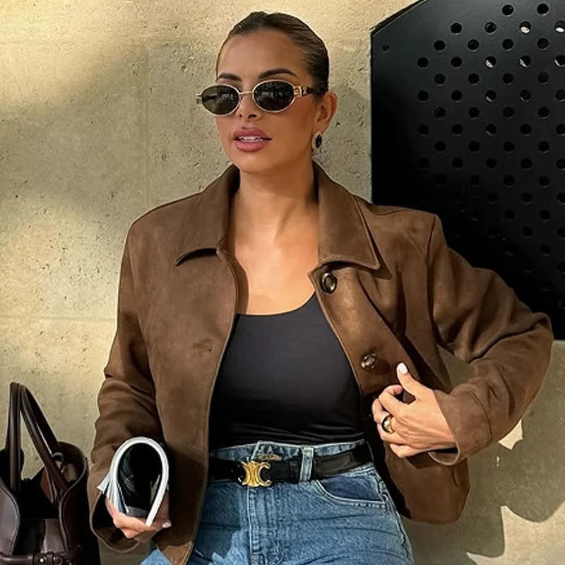 เสื้อแจ็คเก็ตผู้หญิง HXAO แจ็คเก็ตหนังกลับแบบครอป แจ็คเก็ตผู้หญิงสำหรับฤดูใบไม้ร่วงปี 2025 สีน้ำตาล แจ็คเก็ตทรงบอมเบอร์ ติดกระดุม แขนยาว เสื้อคลุมด้านนอก สไตล์เก๋ไก๋ สง่างาม