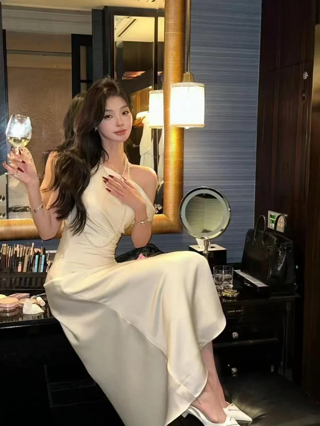 فساتين نسائية بدون أكمام فستان أحمر أنيق ربيعي من الساتان خط عنق مربع مطوي مبطن مطرز على الطراز الفرنسي نزهة ناعمة أنيقة