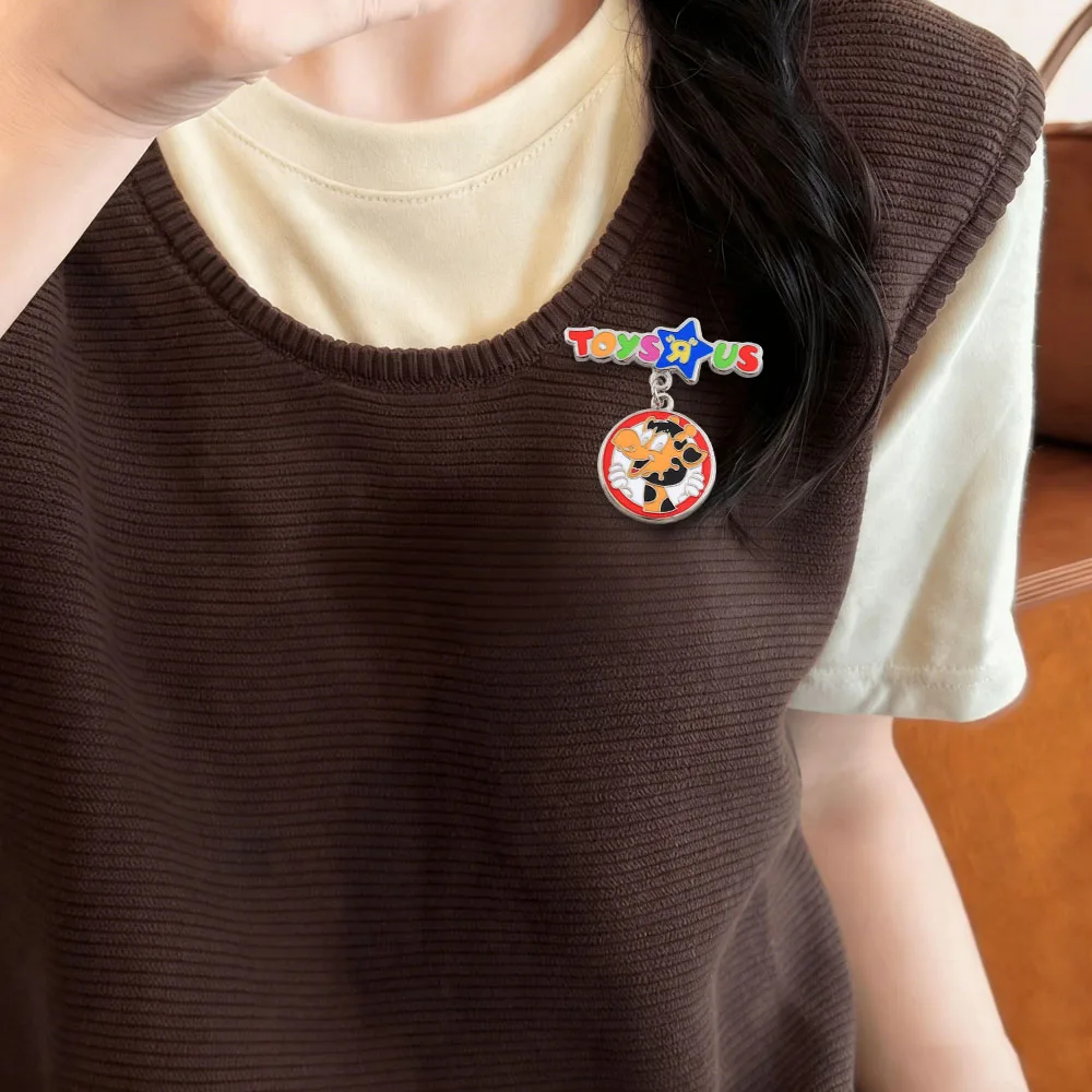 Lustige Retro-Spielzeugladen-Emaille-Pins, Niedliche Cartoon-Giraffe mit Hängendem Buchstabenschild, Nostalgische Kinder-Abzeichen, Rucksack-Anstecknadel – Detail 6