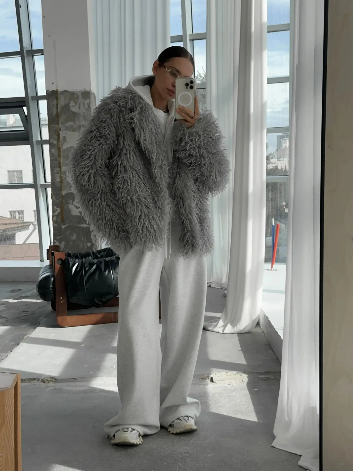 

Высококачественная шуба из искусственного меха. Модная и модная женская шуба свободного кроя. Универсальная теплая осенью и зимой.