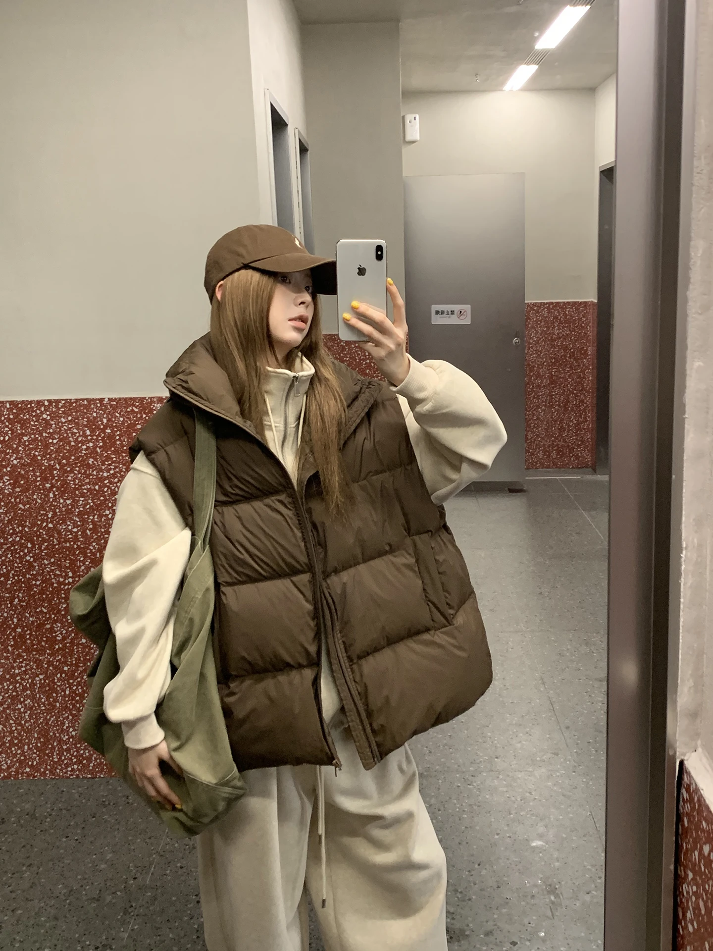 

Red Celebri Studio Women's down Vest 2025 New Winter Outerwear Trendy ular Thiened Polyester Fiber Zipper Closure