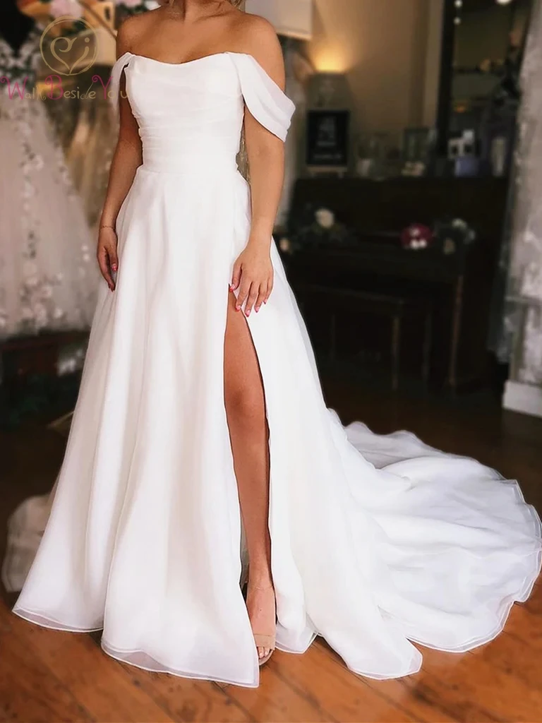 

Белые свадебные платья из органзы с открытыми плечами Длинные свадебные платья с разрезом и скользящим шлейфом V-образным вырезом со складками Платья невесты на заказ