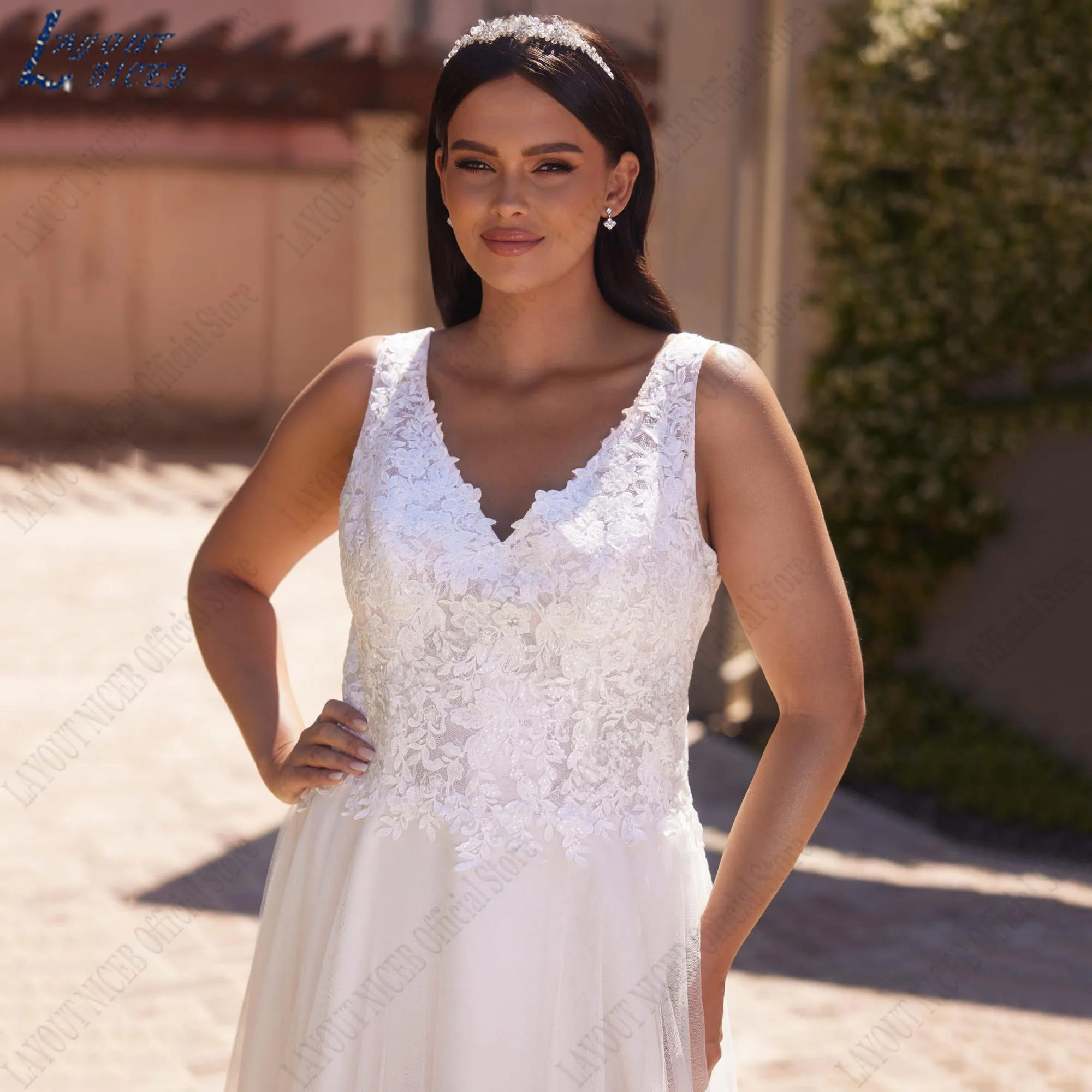 LAYOUT NICEB scollo a v Appliques abiti da sposa 2024 Plus Size senza maniche a-line Tulle abiti da sposa bottoni senza schienale V-Neck Appliques Abiti da sposa 2024 Plus Size senza maniche A-Line Tulle Abiti da sposa