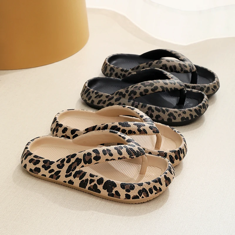 Chanclas cómodas de leopardo para mujer, zapatillas de nube de suela gruesa suave, zapatos de playa de vacaciones de viaje, nuevas sandalias de