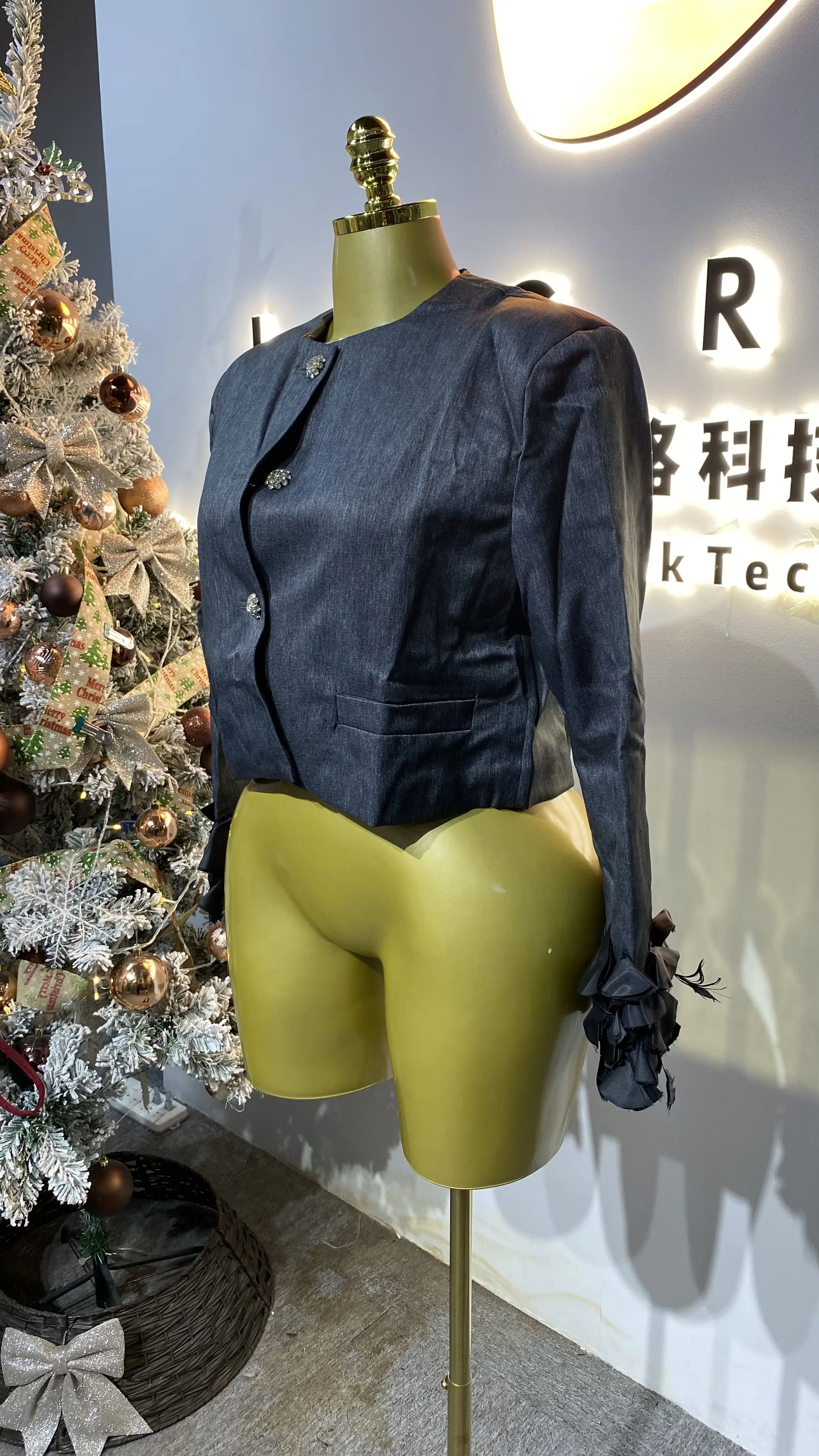 ชุดราตรีหรูหรา ดีไซน์เฉพาะตัว ประดับเลื่อมปักลายหางปลา แขนผ้าตาข่ายโปร่งบาง รุ่น GZXX471