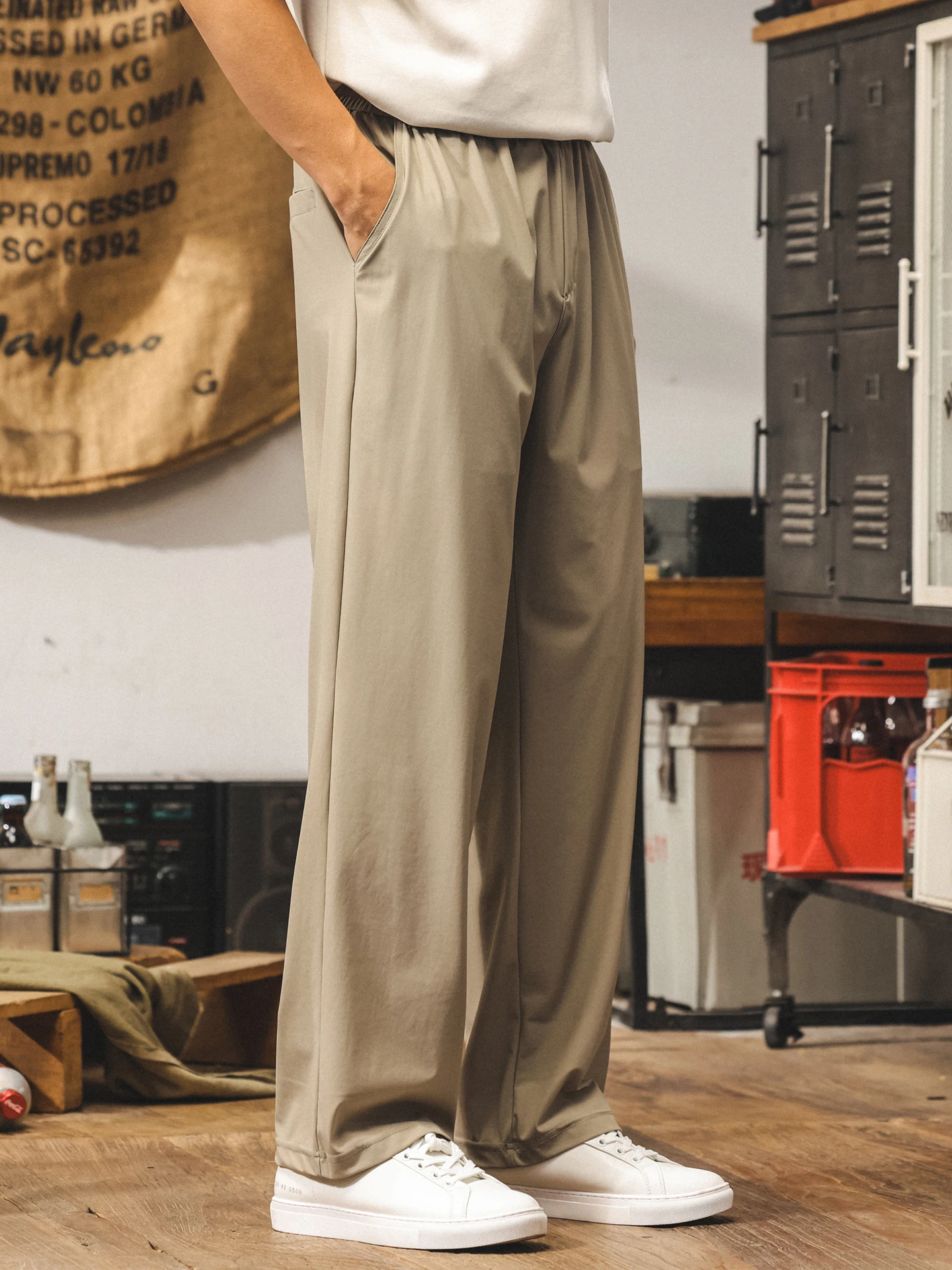 

Летние свободные прямые повседневные брюки из тонкого ледяного шелка с кондиционером, мужские длинные брюки, удобные в уходе, моющиеся, универсальные, без ирони...