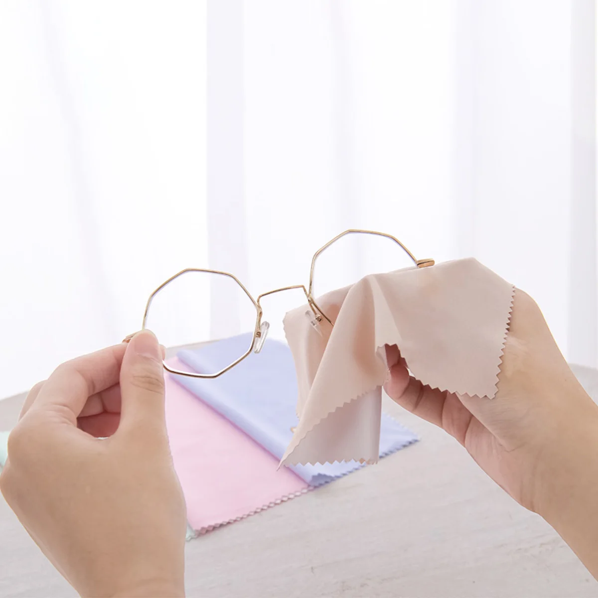 

32Pcs Wiping Cloth for Glasses Lenses Cleaning Microfiber Material Removes Fingerprints Oil Stains from Delicate Surfaces