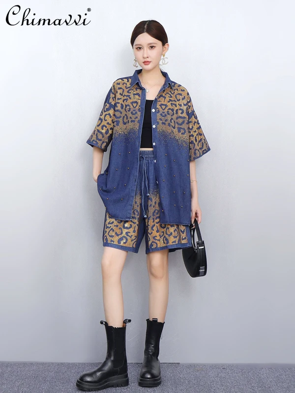 

2023 летний новый модный комплект джинсовых шорт, свободная рубашка большого размера с бриллиантами, топ + шорты, комплект из двух предметов, уличная женская одежда