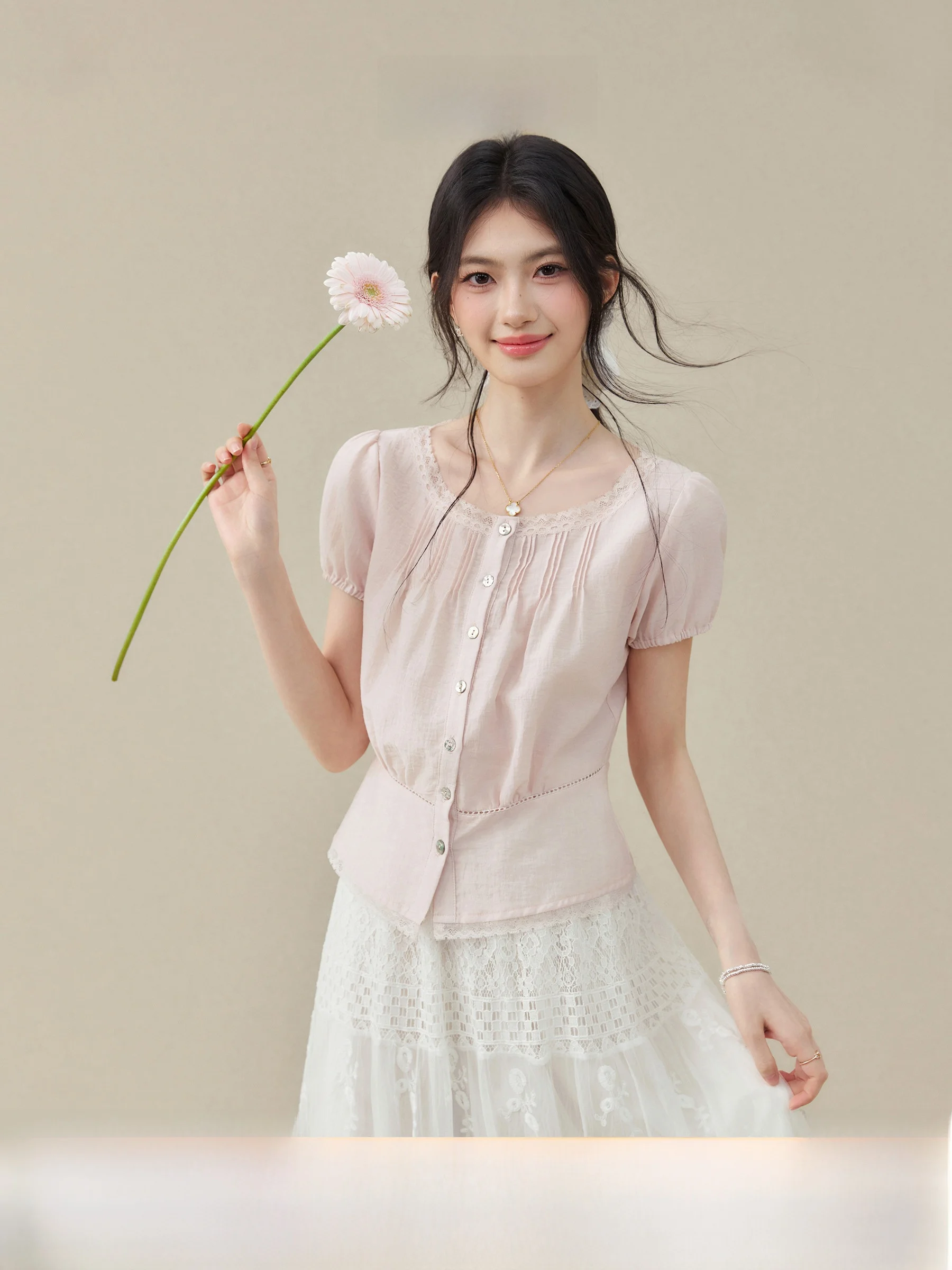 

Элегантная женская блузка с кружевной отделкой и рукавами-фонариками, квадратным воротником, цвета сакуры, новая модель весна-лето, дышащая, с коротким рукавом