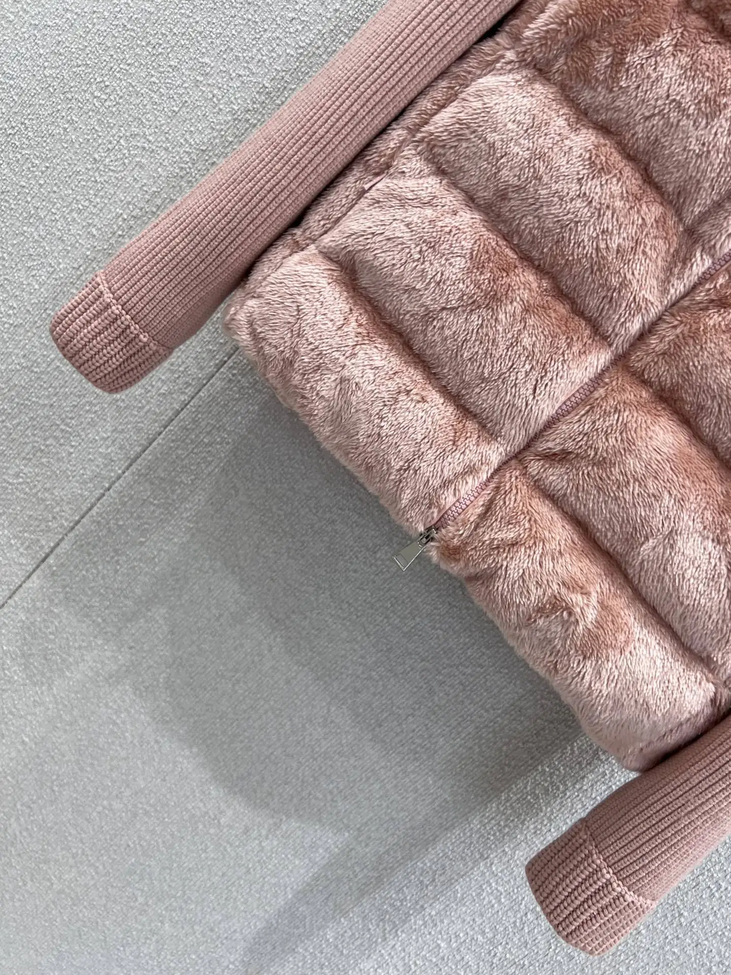 Patchwork-Daunenjacke mit Wollärmeln, eine luxuriöse Daunenjacke für Winterwärme, luxuriöse Damenoberteile, luxuriöse Daunenjacke