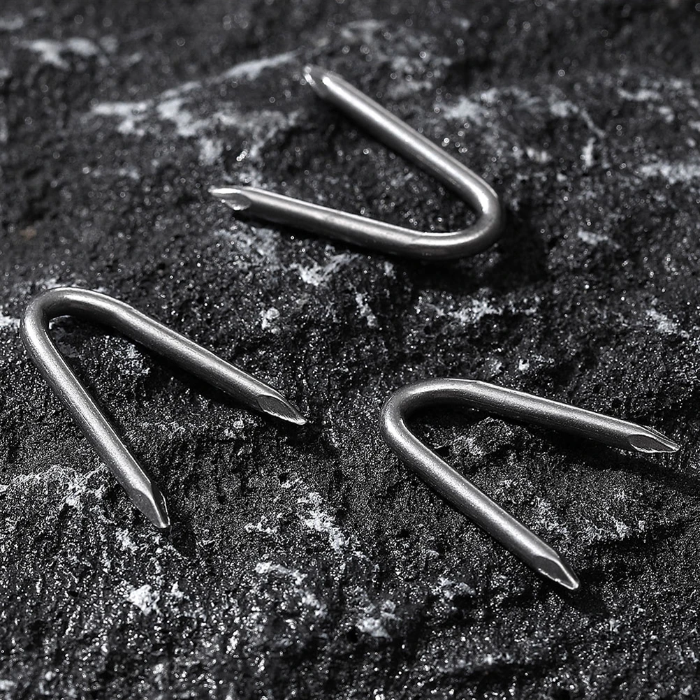 

100pcs U Garden Stakes Metal Fixing Tools Fixing Fences Metal Nail Wire Fencing Garden Fences U Nail Staples Chicken Iron Pegs