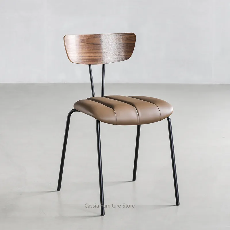 Chaise de salle à manger minimaliste italienne, chaise moderne simple en fer, style mid-century, rembourrée en tissu ou en cuir, avec dossier en bois massif