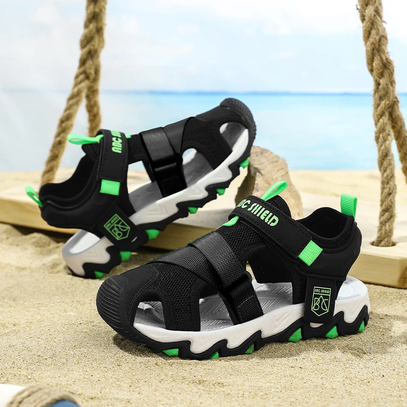 

A pair of teenagers simple full cover hollow water shoes wear-resistant for vacation seaside daily wear AL-8701
