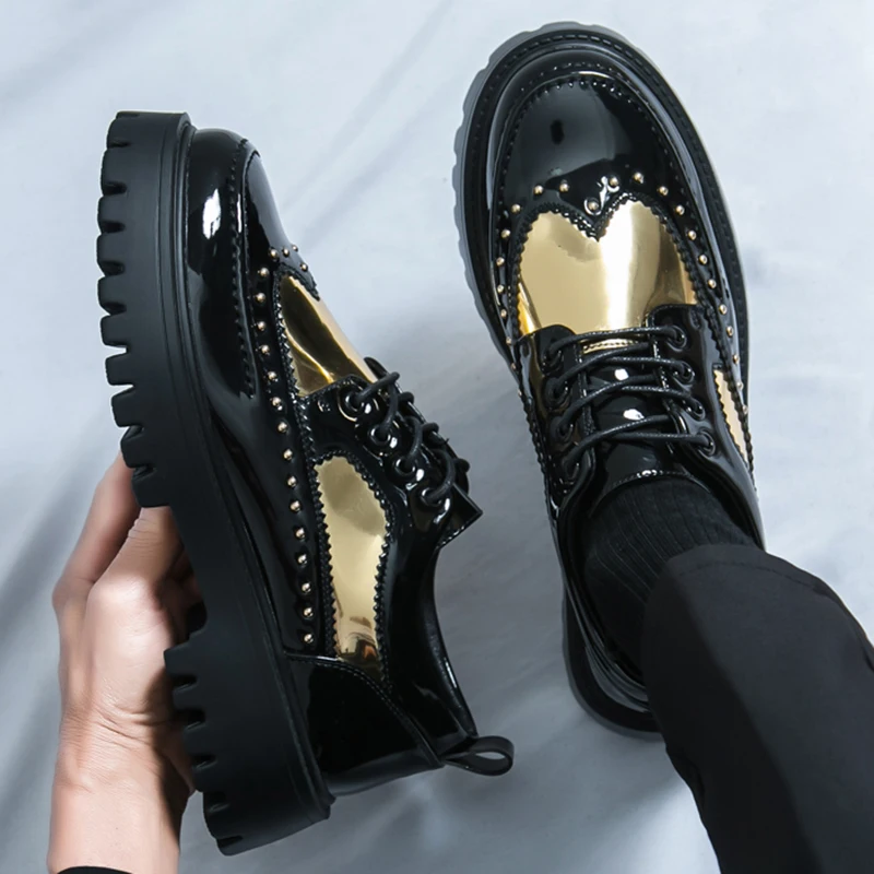 Nuevos Zapatos con remaches dorados y negros a la moda para Hombre, Zapatos con elevador para vestido de boda de suela gruesa, calzado ligero con plataforma para Hombre