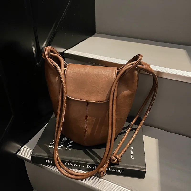 

New Niche Bucket Bag Women, High-end Retro Shoulder Bag, Crossbody Commuter Model, Trendy Mobile Phone Bag