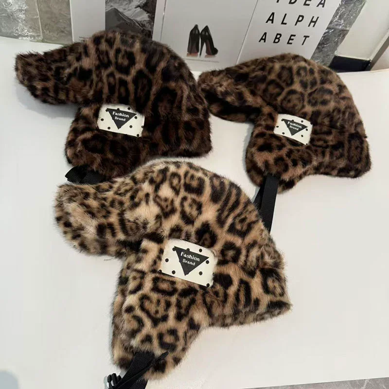 Nuevo diseño de parche Simple Retro estampado de leopardo sombreros de bombardero de felpa para mujeres invierno conducción al aire libre cálido versátil gorras de piloto hombres