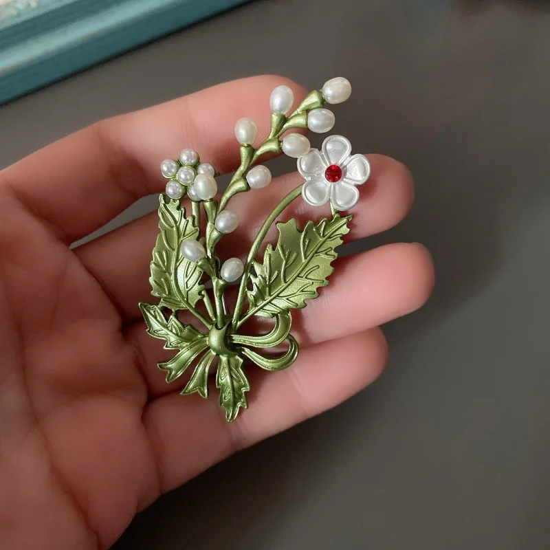 SKEDS kobiety Vintage Flower perłowe broszki szpilki pałac emalia roślin broszka Pin stanik pani wesele eleganckie odznaki biżuteria