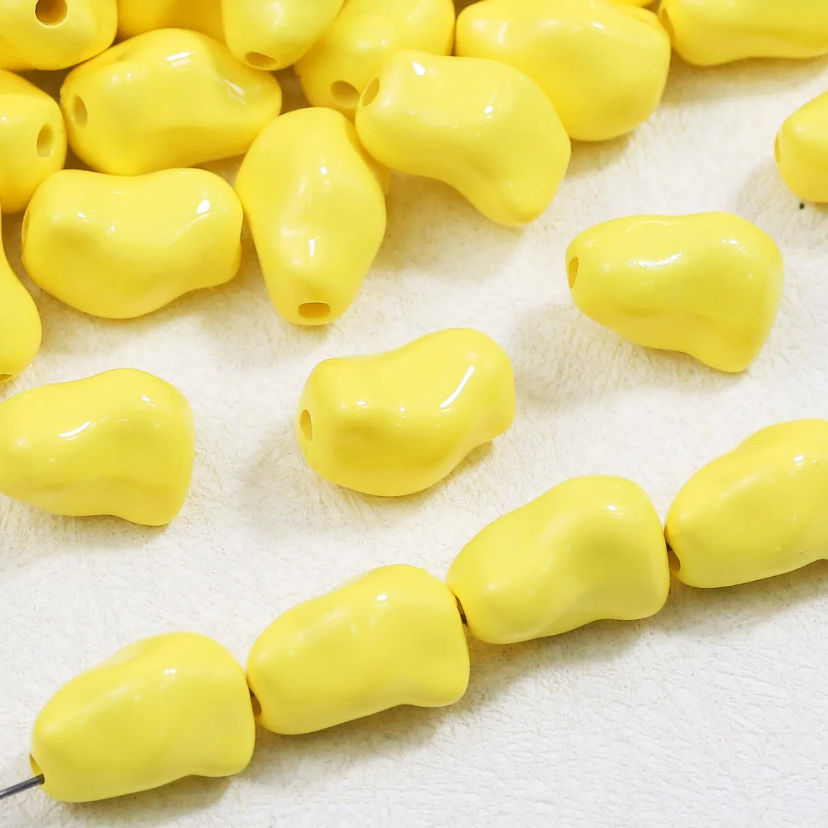 Chips acrílicos amarelos de 20x13mm – faça você mesmo feito à mão para fazer joias, cordas de contas soltas e acessórios