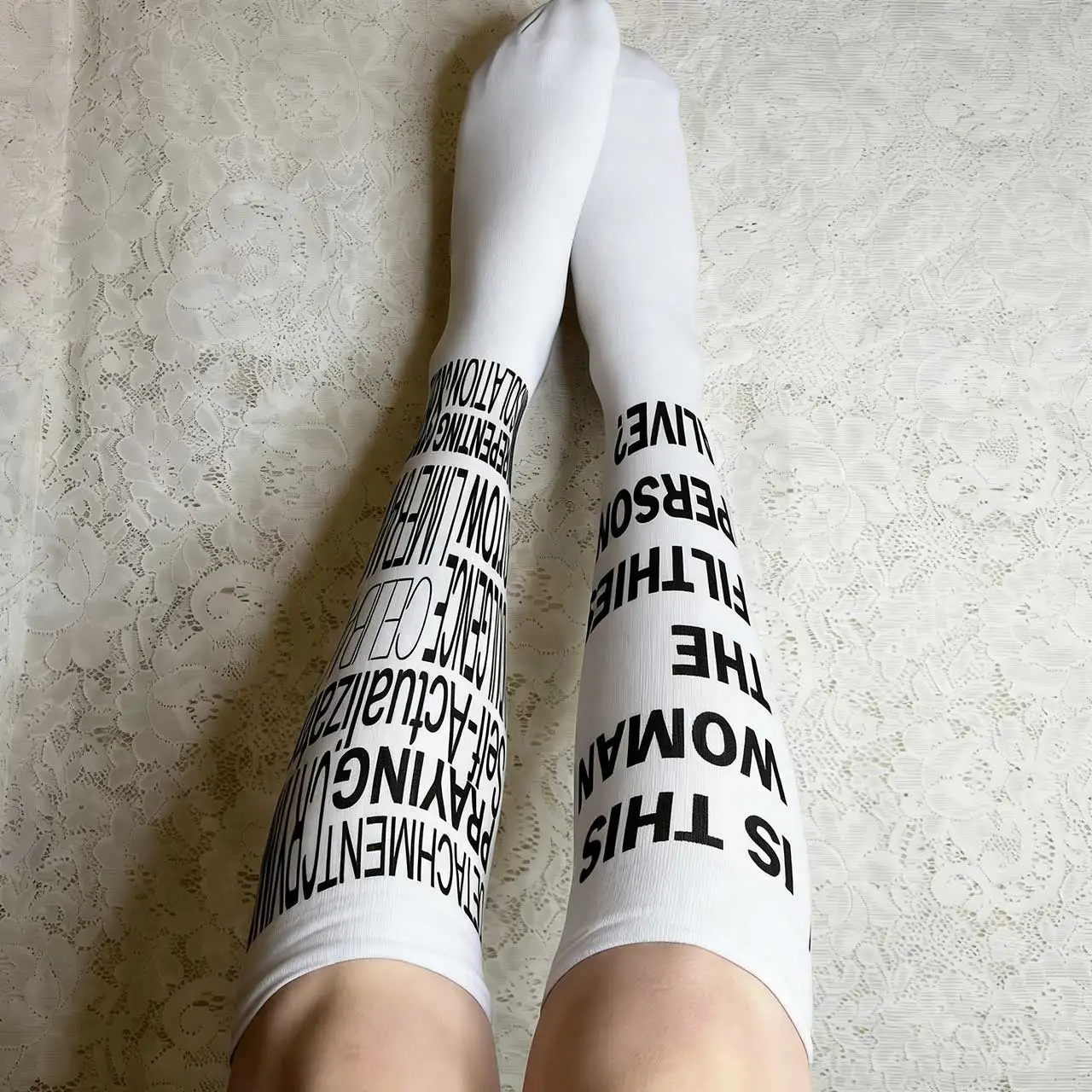 Emo Y2K Cosplay süße lange Socken im Stil der 2000er, modische Streetwear, Y2K-Style, Retro Harajuku, weiße Punk-Socken mit Buchstaben-Print.