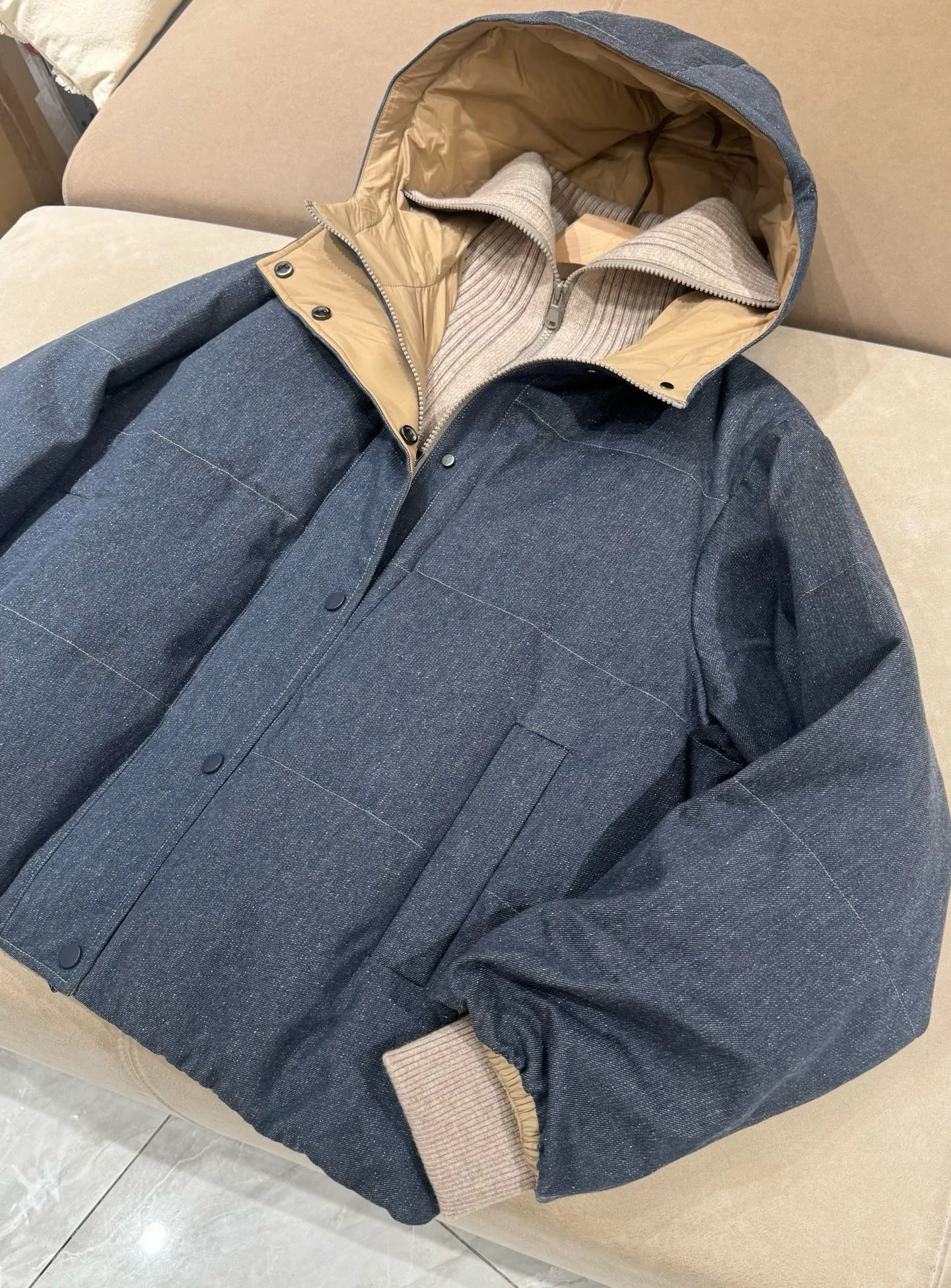 سترة نسائية شتوية جديدة عالية الجودة محبوكة بغطاء للرأس من ريش الإوز