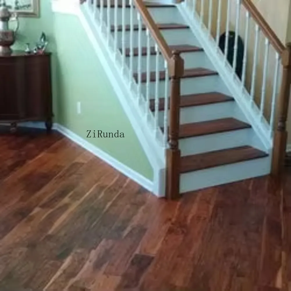 Maßgeschneiderte Version: 8-mm-Bodenbelag aus warmer, gebürsteter Eiche aus mehrschichtigem Holz