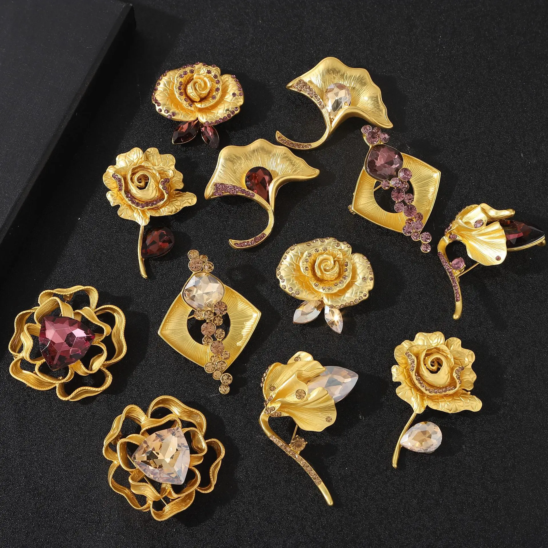 

Literary retro commemorative brooch, creative fashion, niche, light luxury, adjustable brooch, fixed dress, anti glare