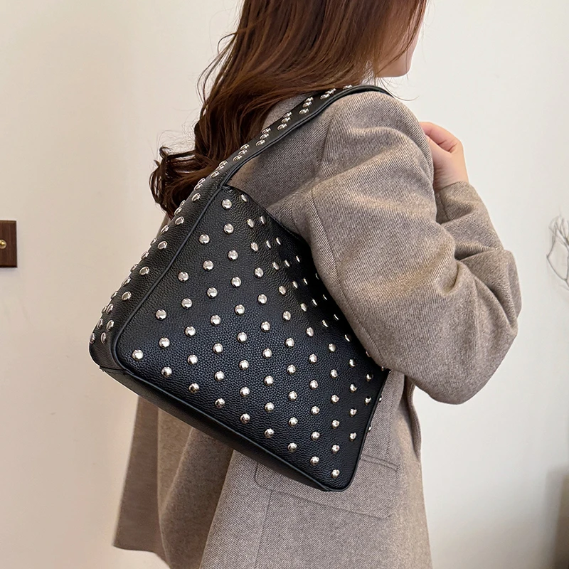 Modische Sling-Handtaschen, Shopper-Tasche, Nieten-Design, Hobo-Schultertaschen, 2024, schwarzer Punk-Stil, Unterarm-Schulter-Handtasche und Geldbörse – Detail 5