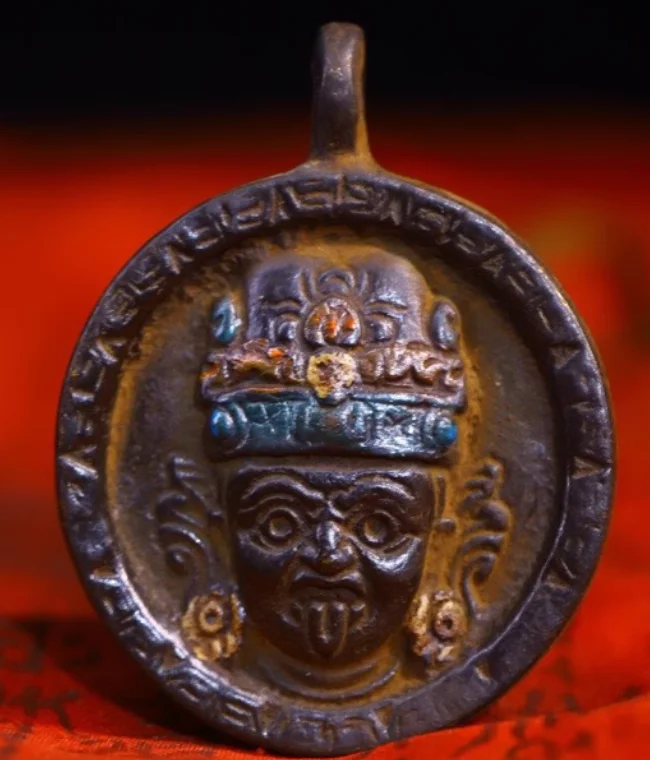 

1,92-дюймовые старые тибетские бронзовые картины Махакала, подвеска в виде головы Будды грязного божество