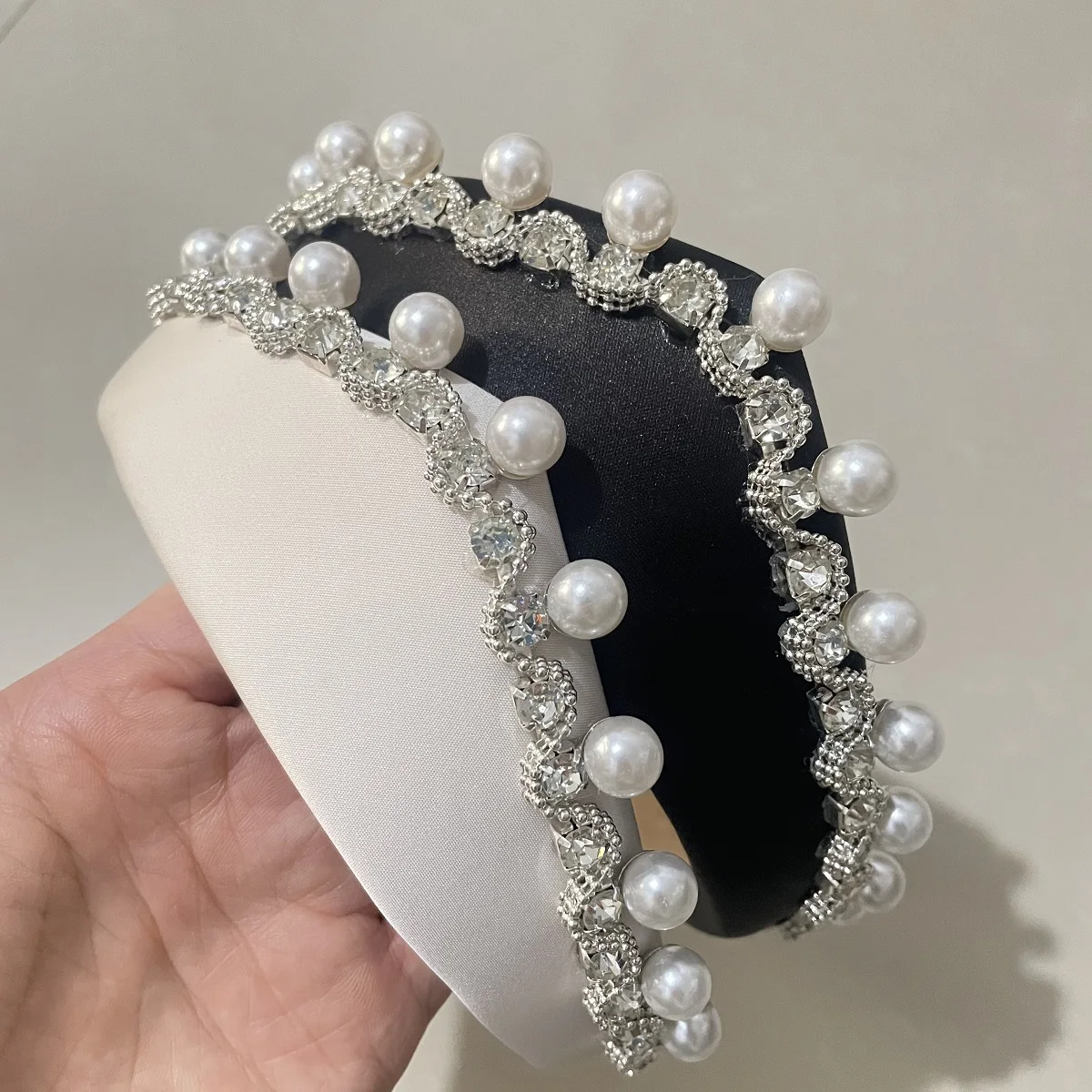 

White Pearl Hairbands for Women Girls Cute Princess Non-Slip Hair Hoop Sweet Black White Headband Hair Accessories
